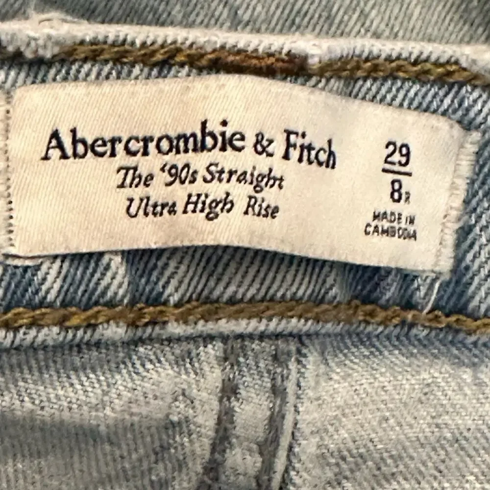 Abercrombie & Fitch The ’90s Straight Ultra High Rise Jeans Light Wash Size 29/8